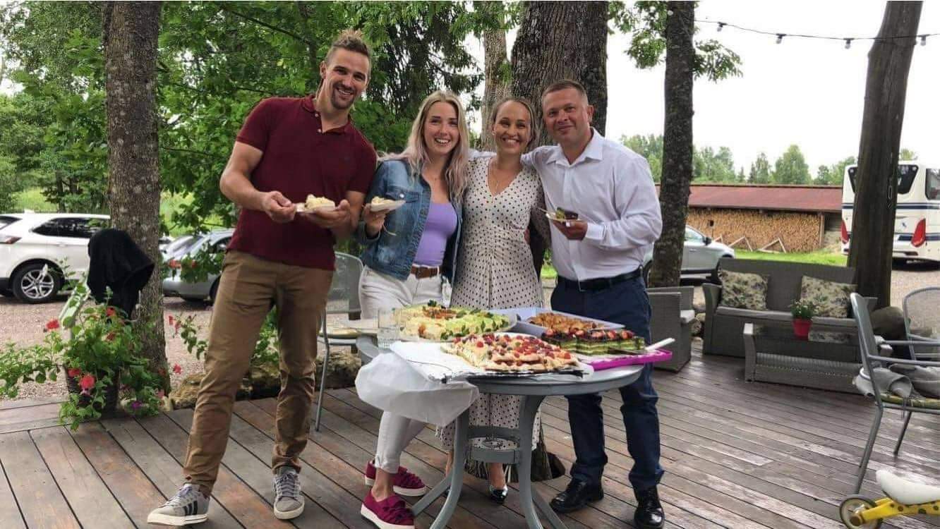 Juhlitaan tytär Piri Mariin kastetta. Oikealta kummisetä Egon, hänen sisarensa, Laura ja Carl. Elokuu 2022.