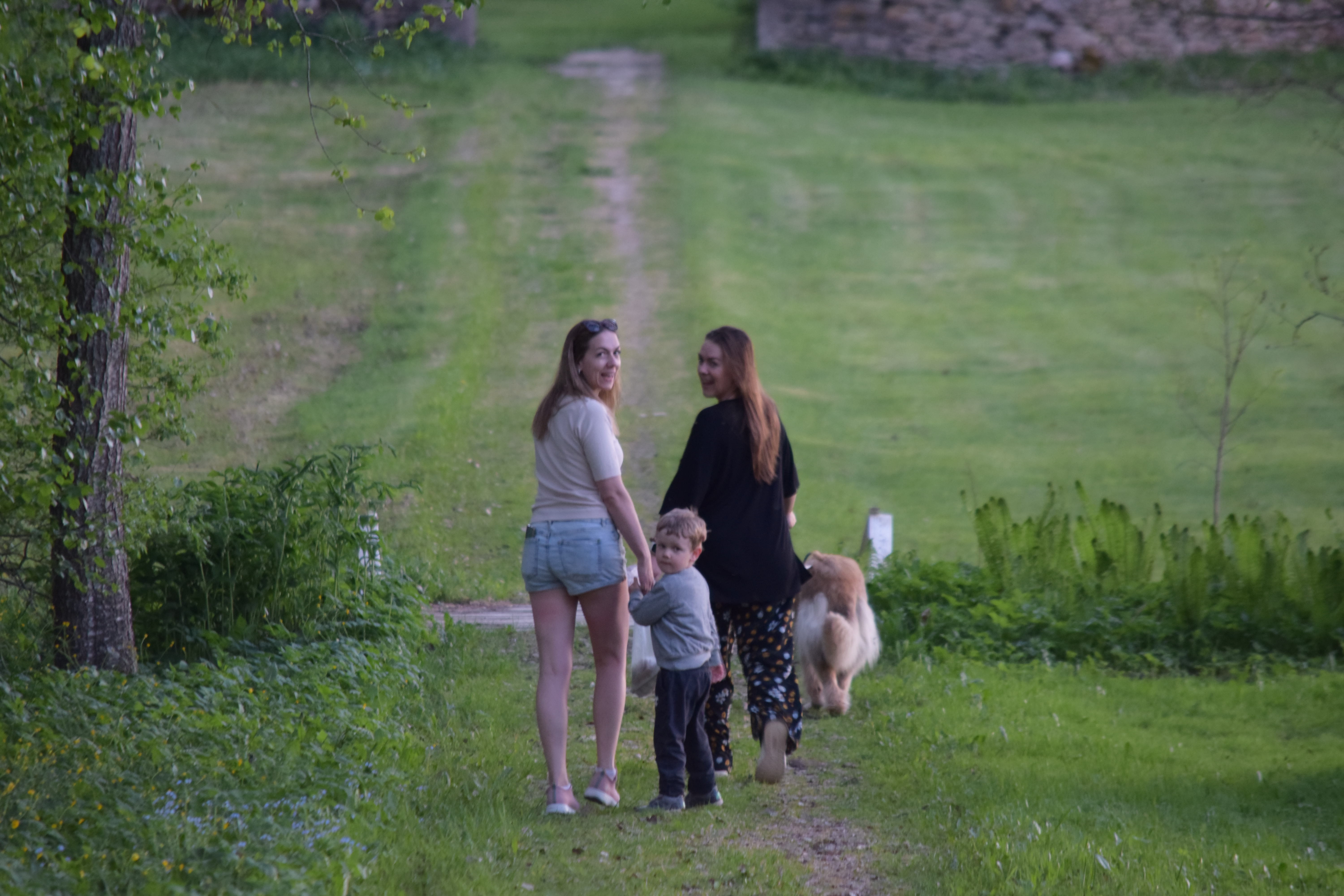 Sisarukset. Vasemmalta Ester (hallituksen jäsen), hänen poikansa Luukas, Marta (seurakunnan jäsen) ja Richardin koira Luna