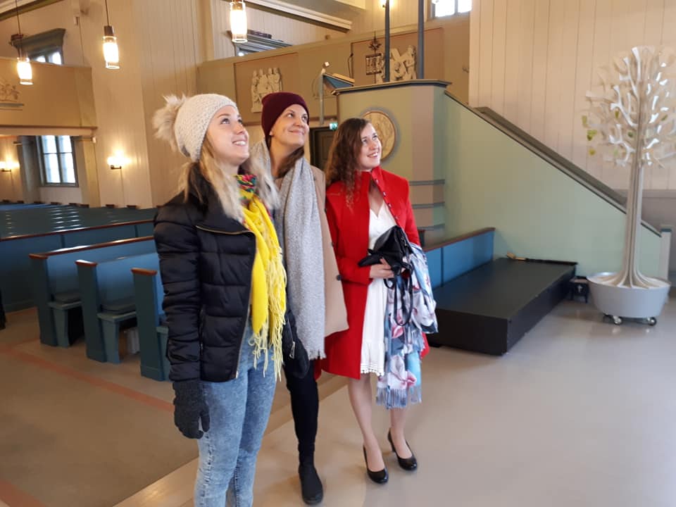 Valtuuston jäsenet vasemmalta Laura P, Kersti, Laura T. Kersti on seurakunnan synodin edustaja.
