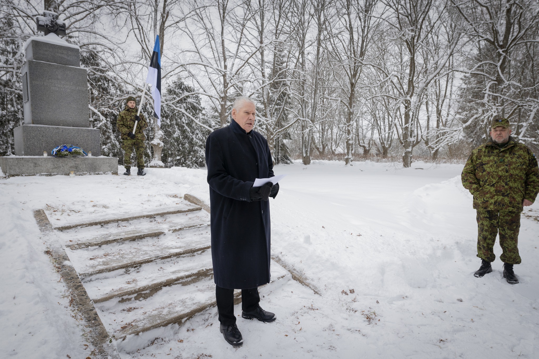 Viron itsenäisyyspäivä 24.2.23 (vasemmalta lipunkantaja Kimmo, kirkkopappi Andres, entinen kylävanhin Tarmo)