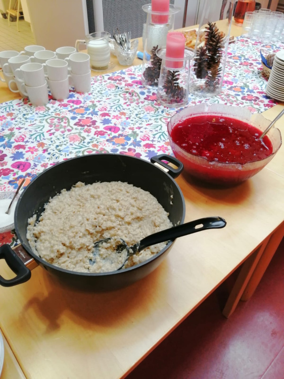 Aamupuuro ruokapöytä